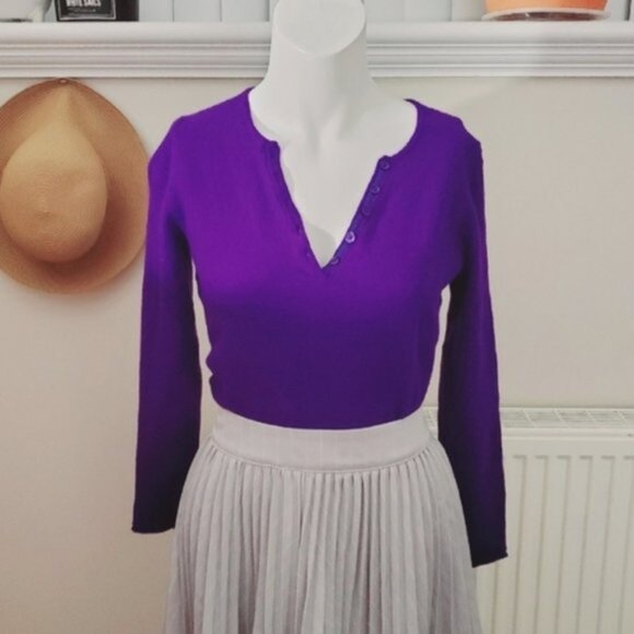 Ellen Tracy 100٪ Extra Fine Merino Wool Deep Purple Knit V neck Sweater (XS fit) - Picture 1 of 13
